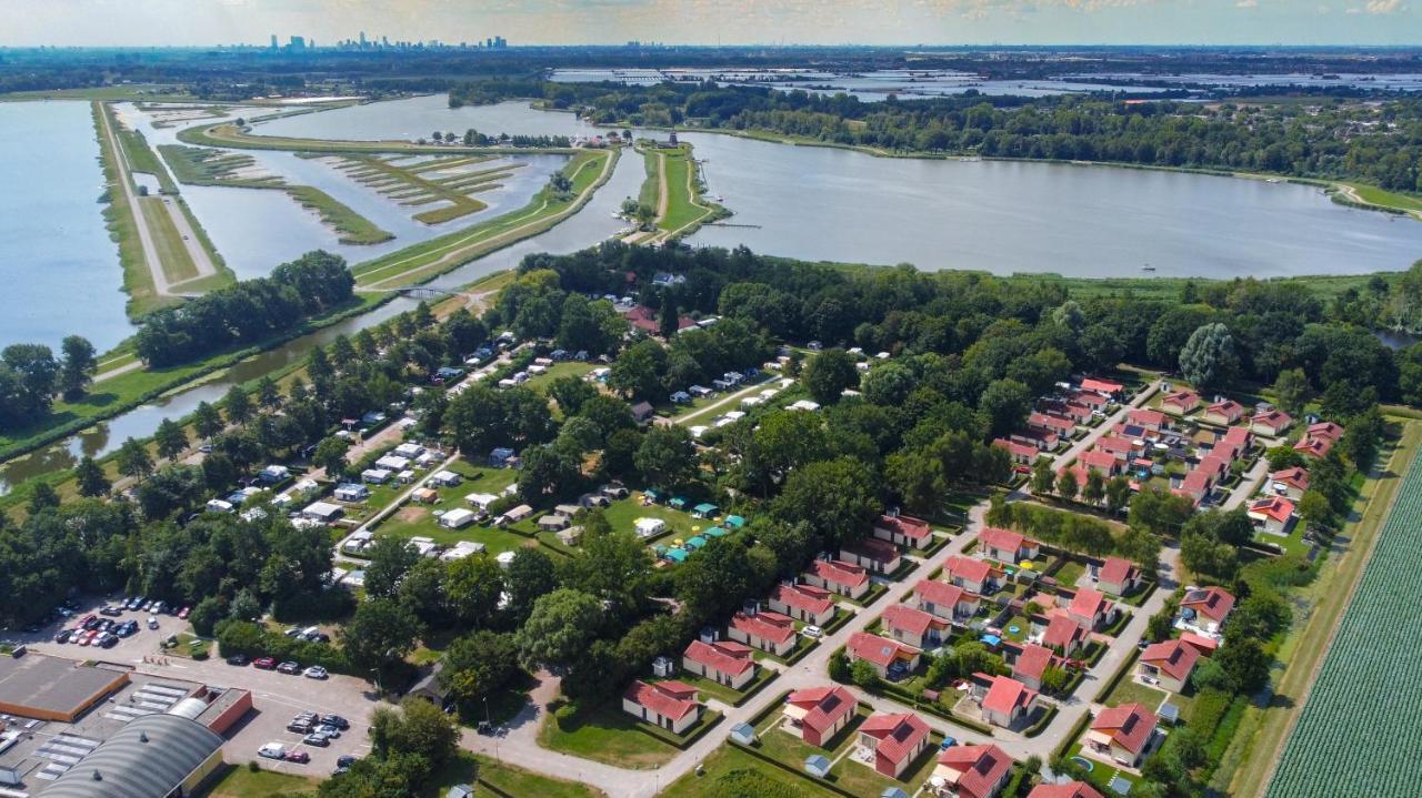 فندق Recreatiepark De Koornmolen Zevenhuizen  المظهر الخارجي الصورة